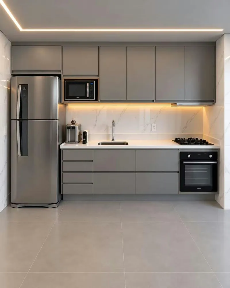 Cozinha contemporânea cinza com iluminação embutida